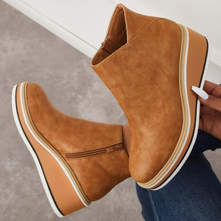 Stylish ankle boots with zip and platform