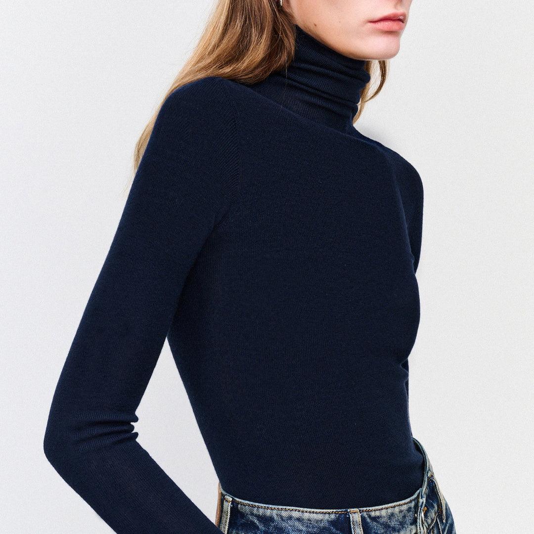 Plain-coloured long-sleeved knitted top with high neckline