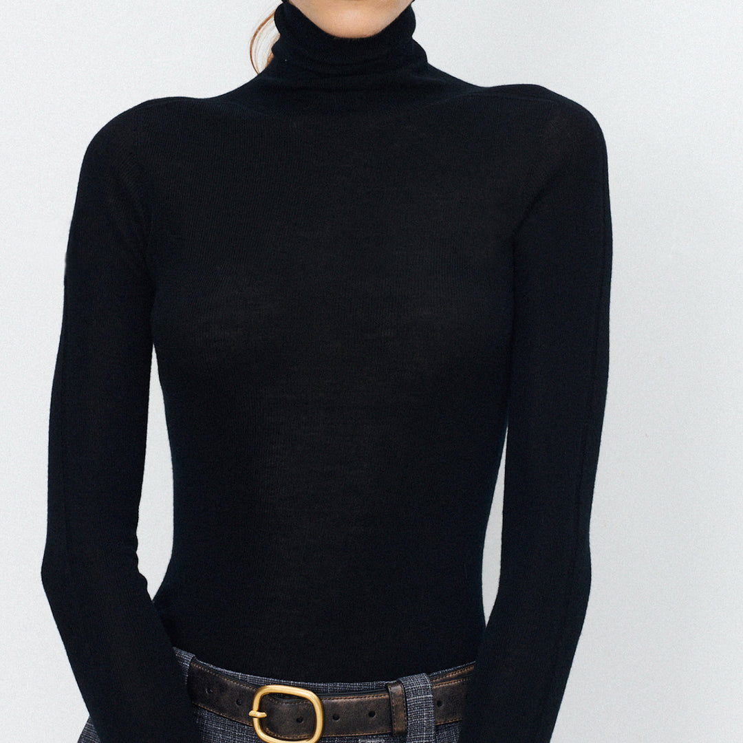 Plain-coloured long-sleeved knitted top with high neckline