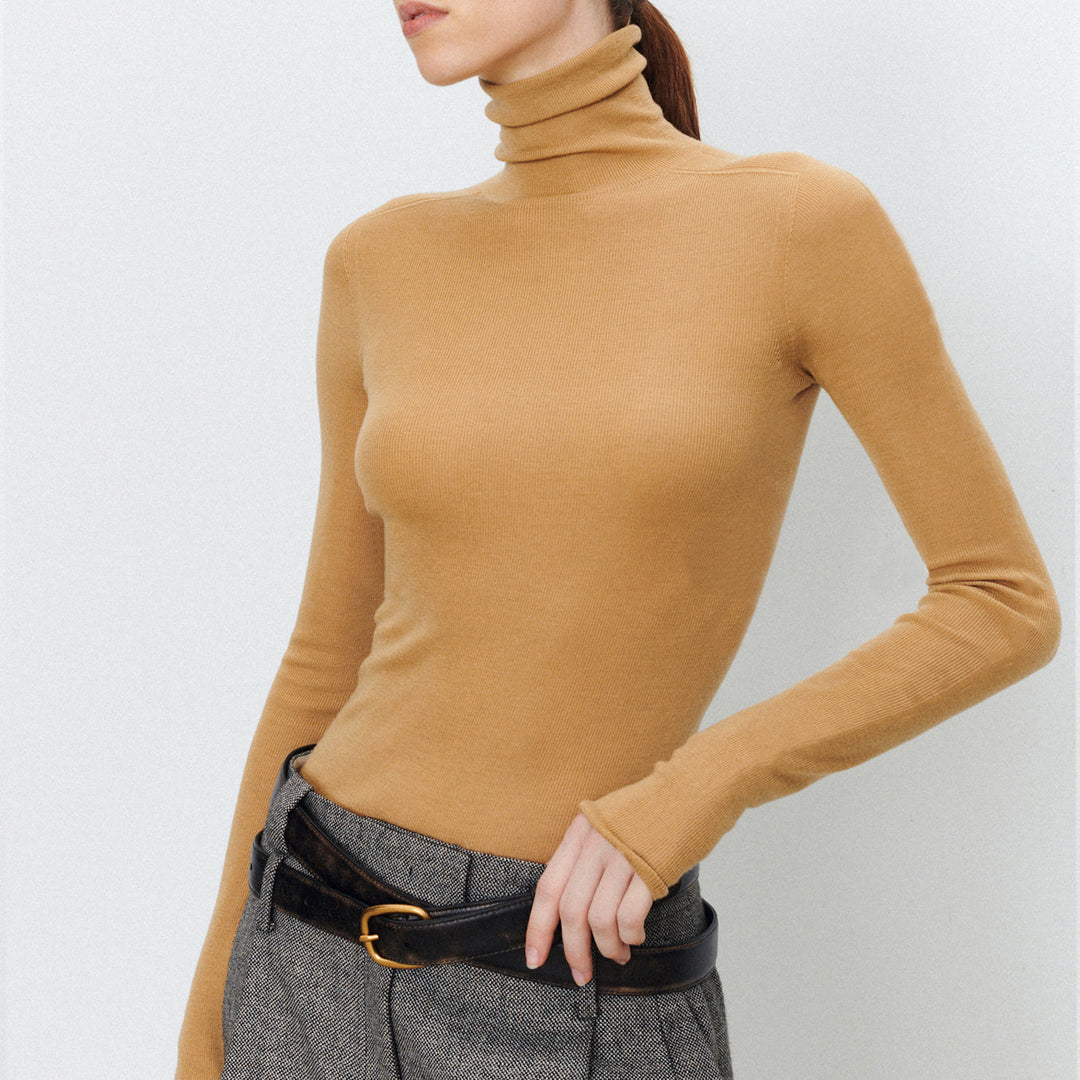 Plain-coloured long-sleeved knitted top with high neckline