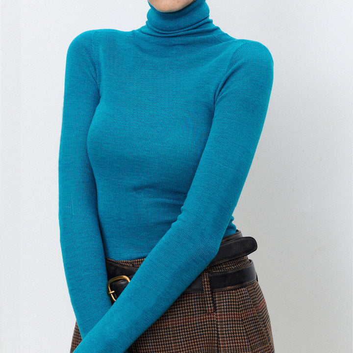 Plain-coloured long-sleeved knitted top with high neckline