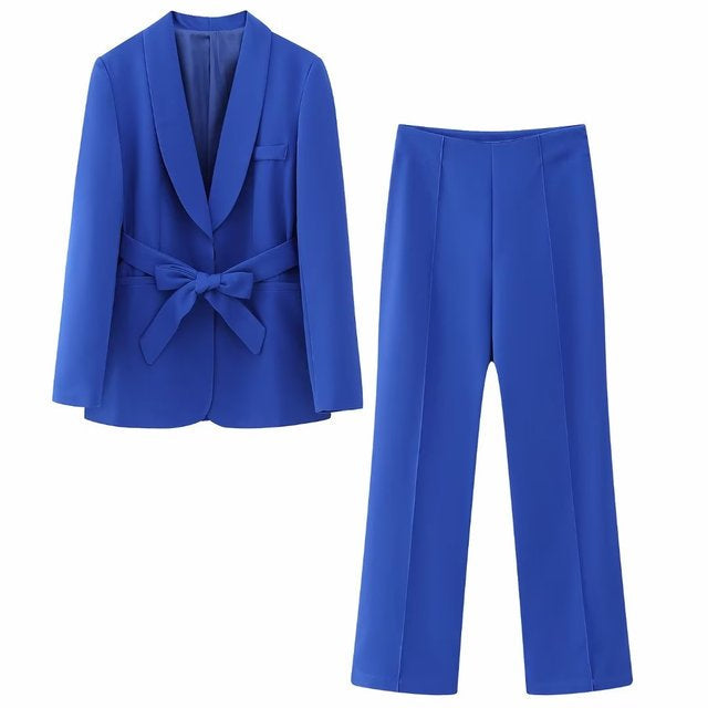 Elegant blazer with belt and matching trousers