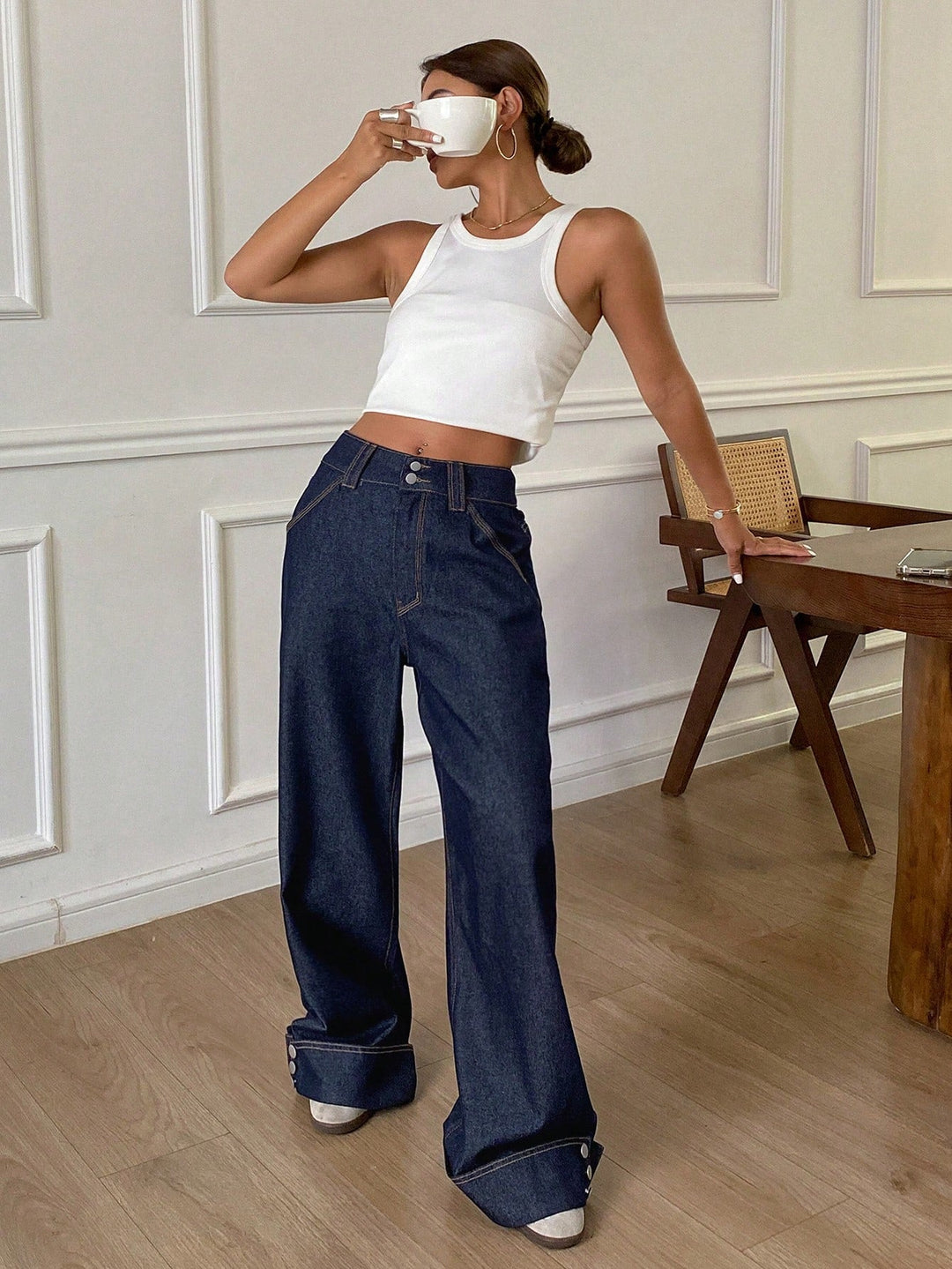 Women - Wide Jeans - Vintage Denim with Button Cuffs - Trendy and Comfortable Fashion for Every Occasion