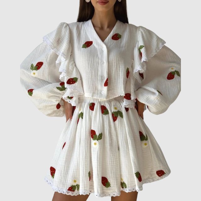 Cute dress with puff sleeves and floral embroidery