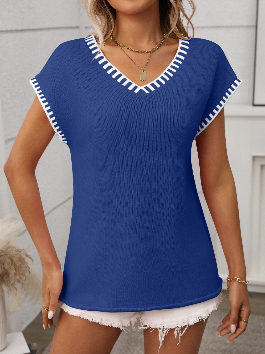 Women's - Contrast Trim V-Neck Short Sleeve Knit Top - Stylish & Comfortable