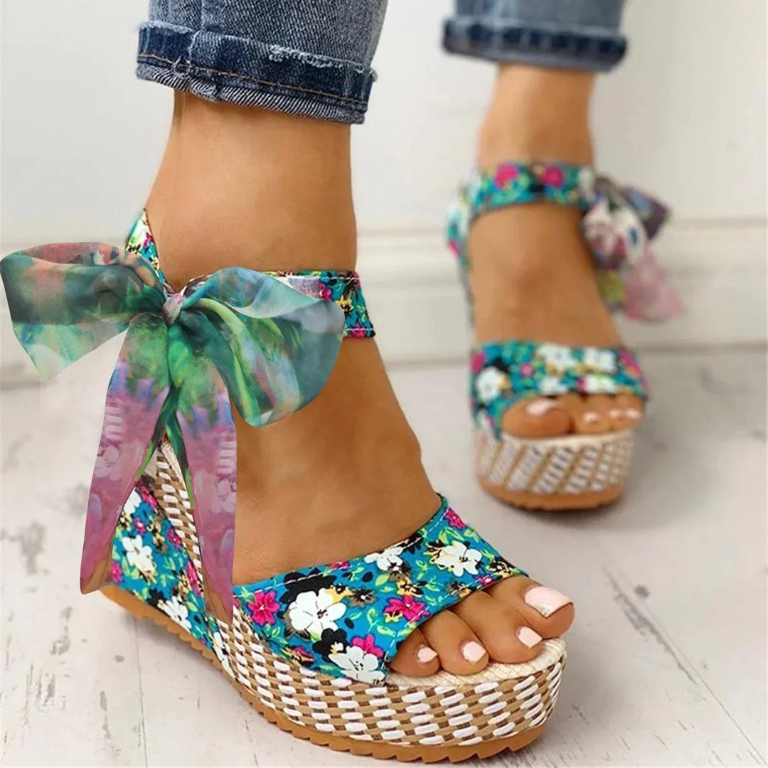 Wedge sandals with floral pattern