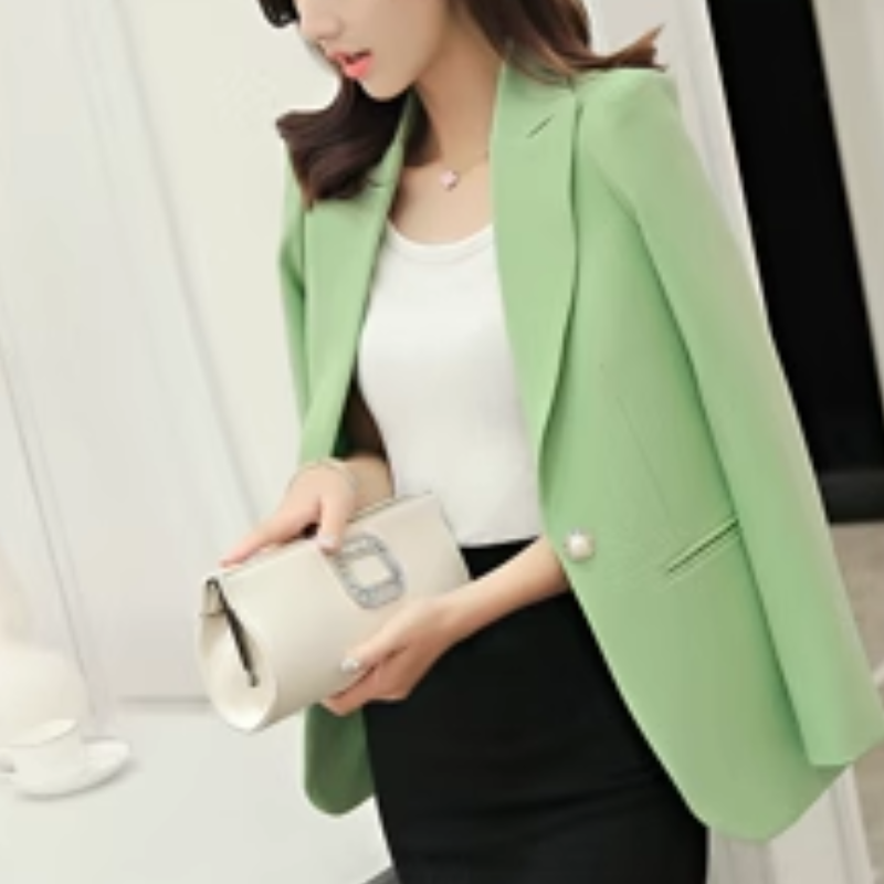 Elegant women's blazer with ankle button fastening