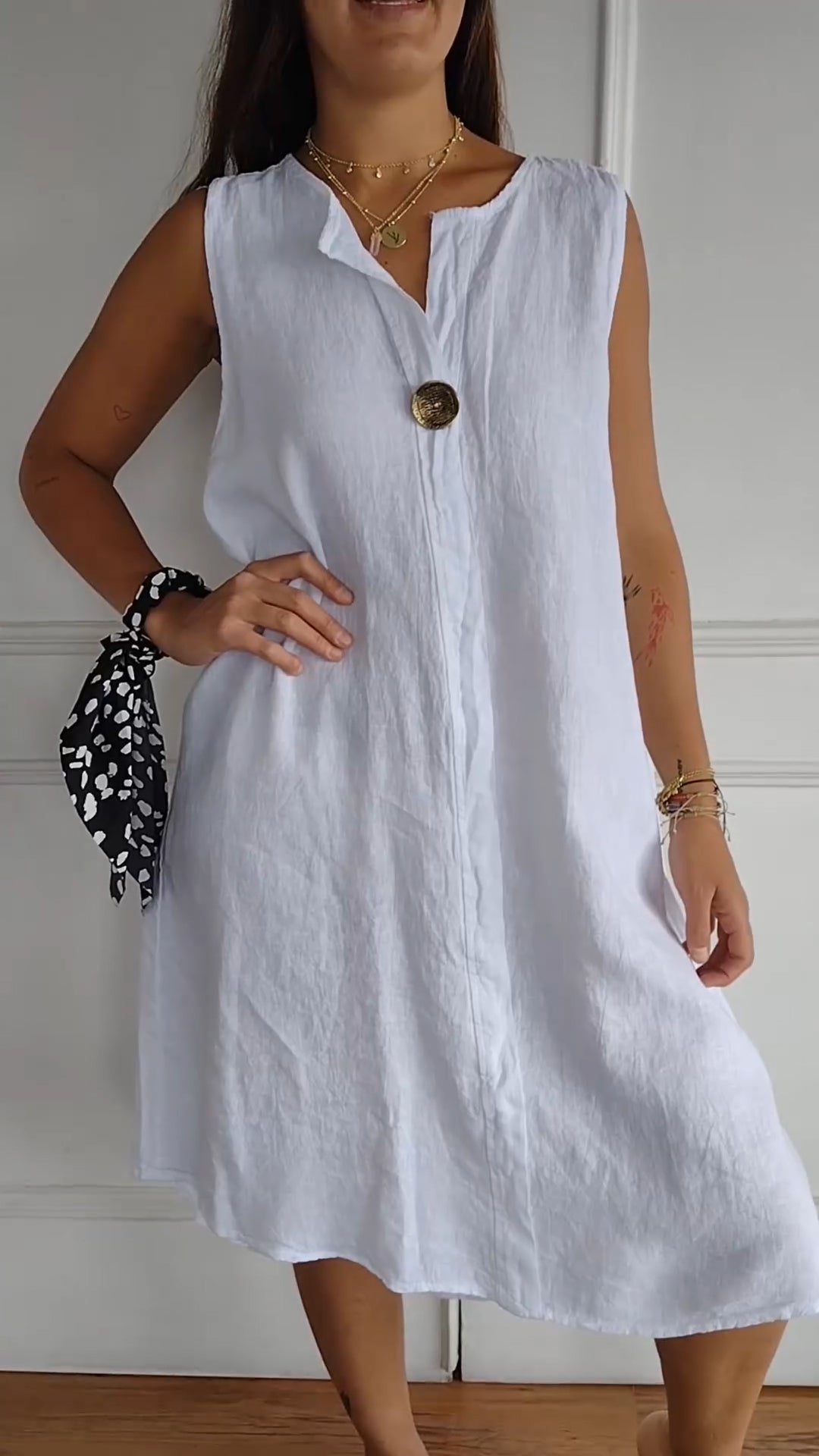 Elegant sleeveless dress with V-neck