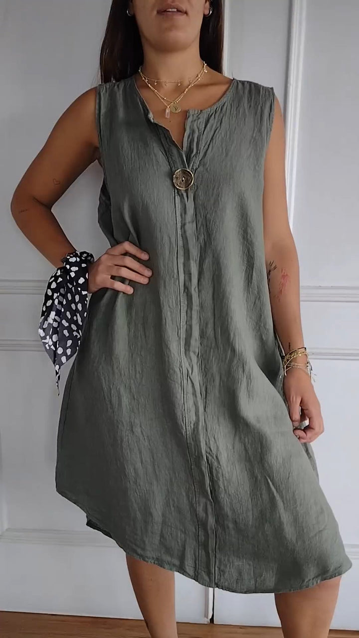 Elegant sleeveless dress with V-neck