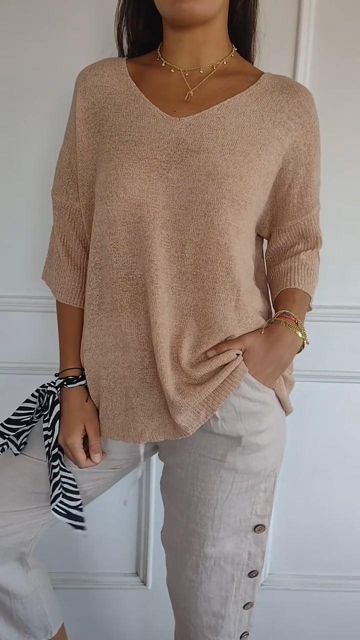 Single-coloured knitted top with V-neckline