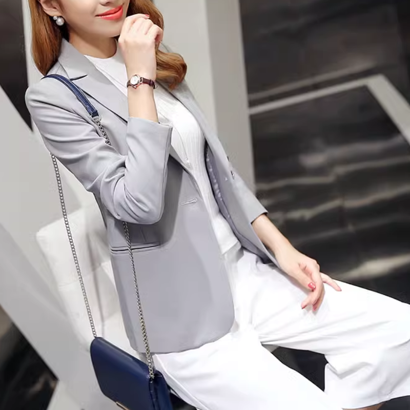 Elegant women's blazer with ankle button fastening