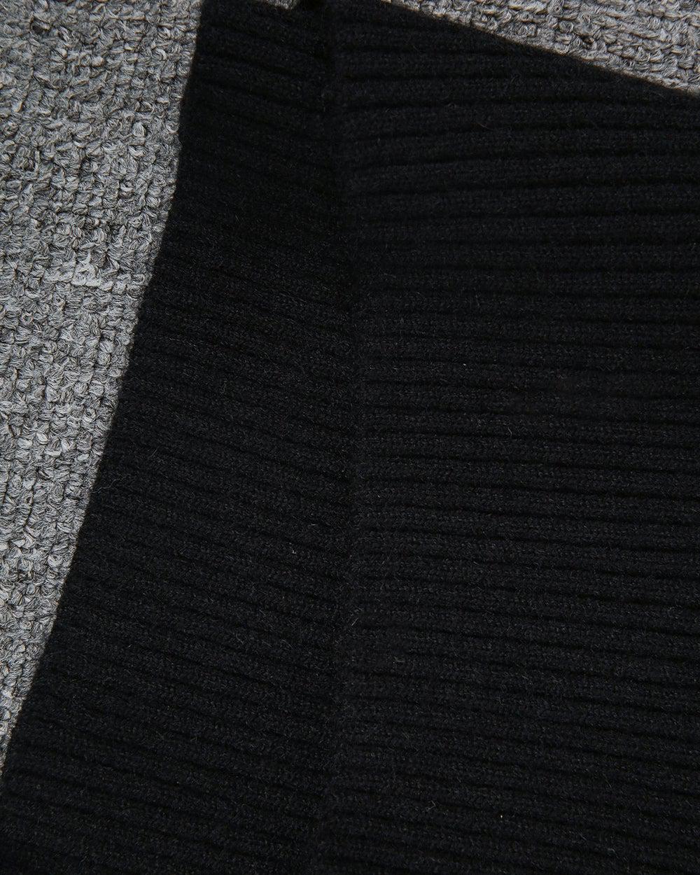 Black single-coloured long-sleeved jumper with a high neckline