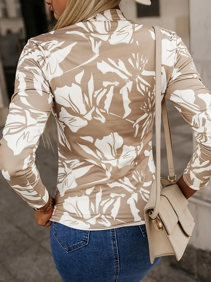 Slim-fit shirt with a round neckline and floral print