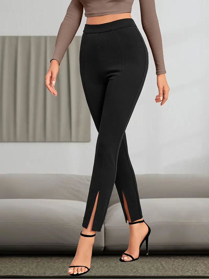 Sturdy slim trousers with slits at the hem