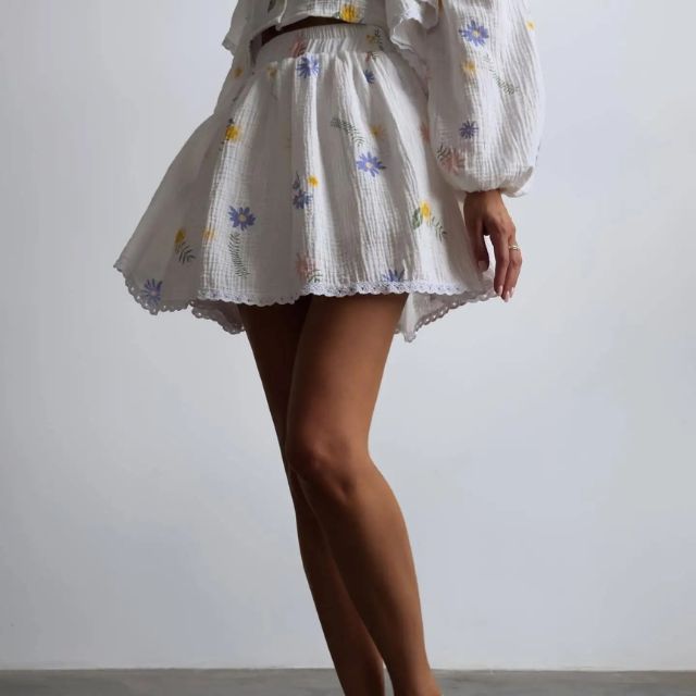 Cute dress with puff sleeves and floral embroidery