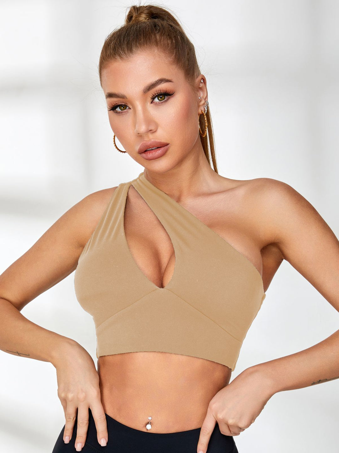 Women's - Modern Sports Bra - Cut-Out Details - Stylish & Comfortable Activewear