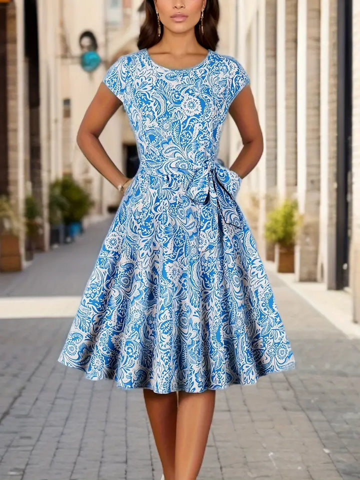 Elegant dress with floral pattern and short sleeves and waist