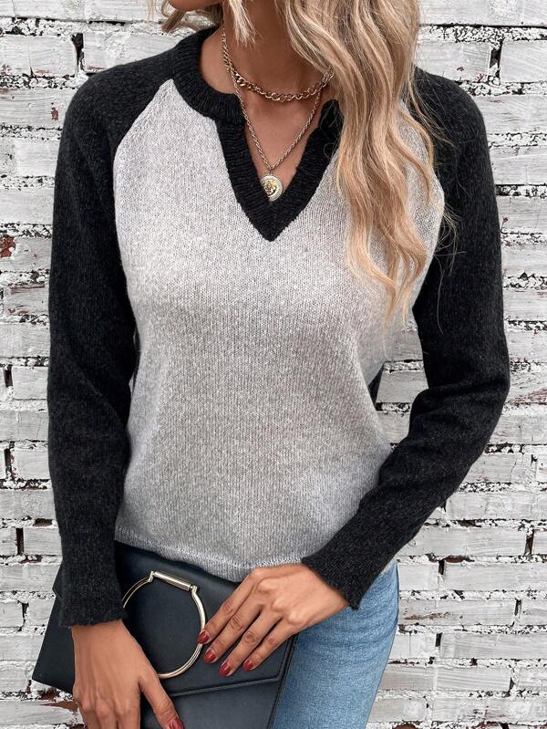 Comfortable jumper with V-neck and colour block