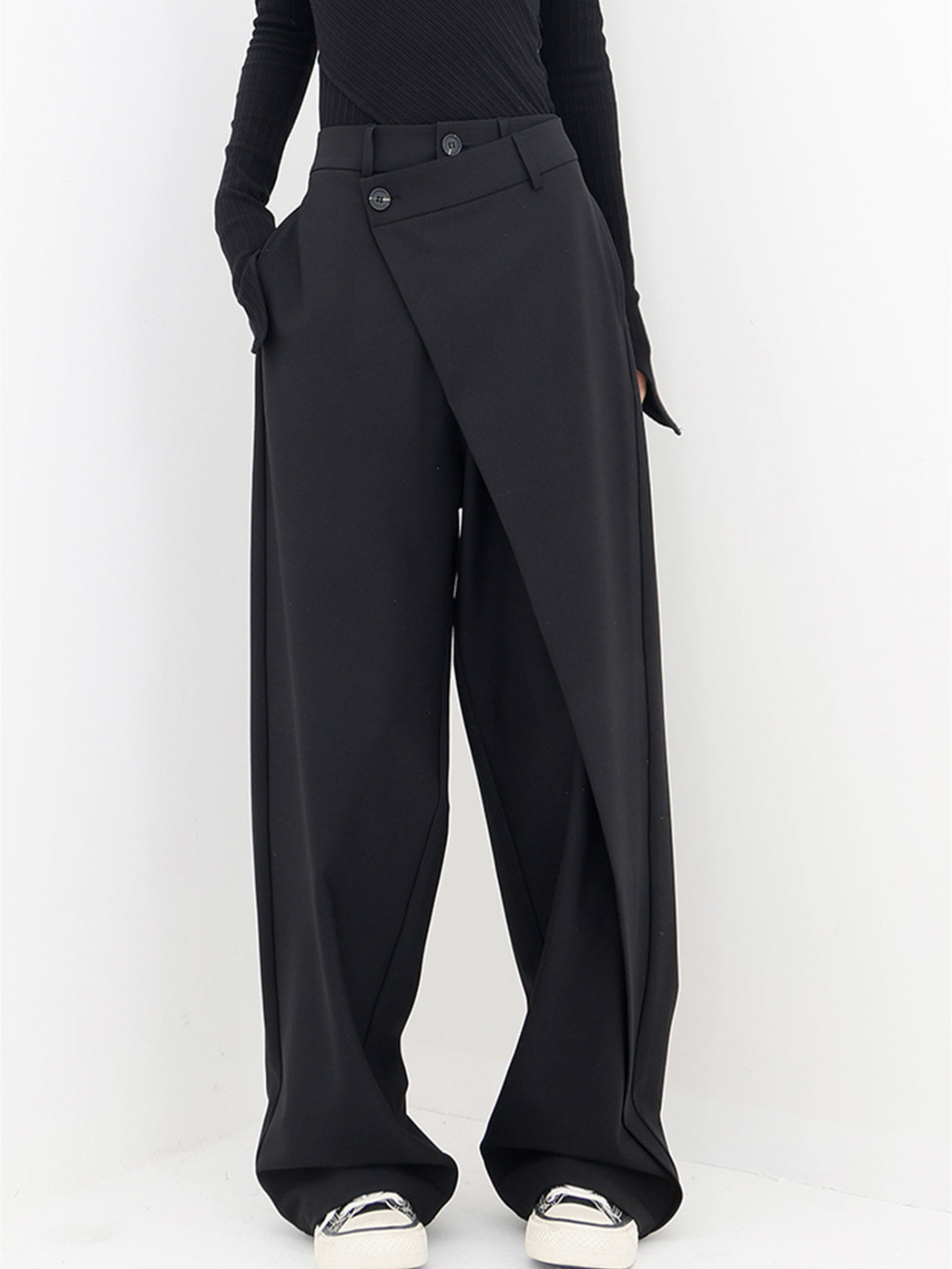 Asymmetric baggy trousers