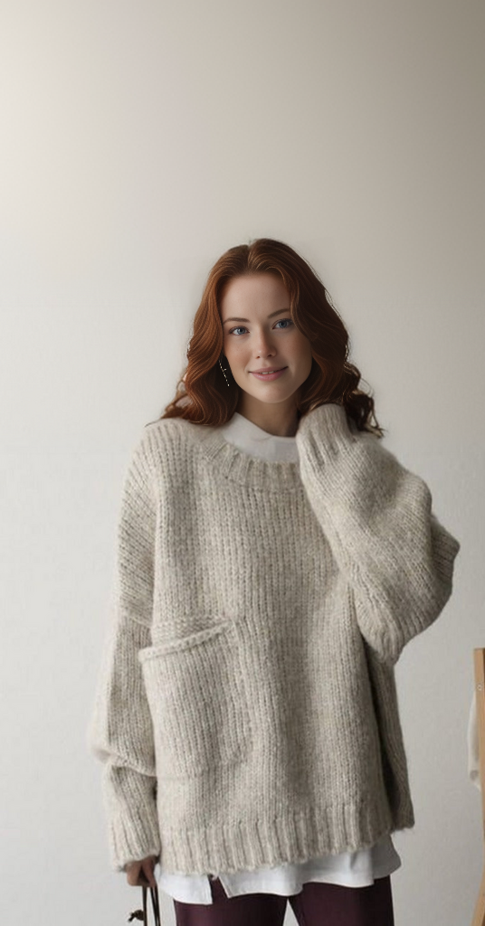 Oversized jumper with ivory-coloured pocket front