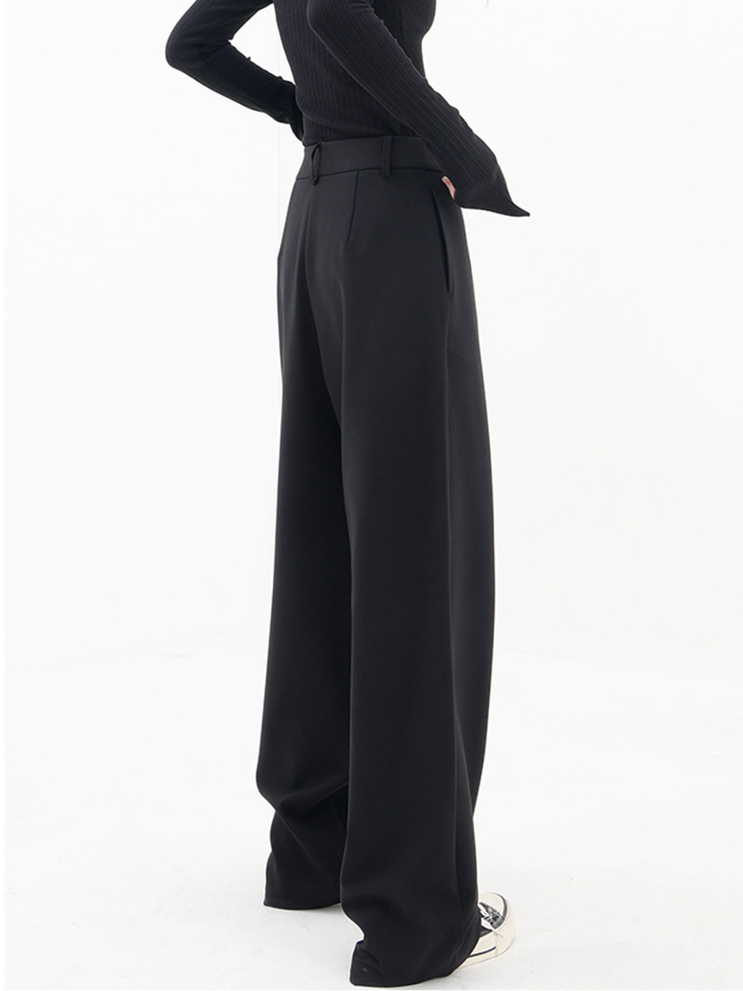 Asymmetric baggy trousers