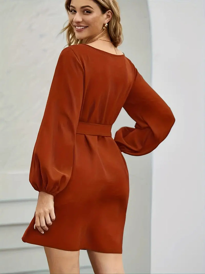 Round neckline and belt and elegant lantern sleeve dress