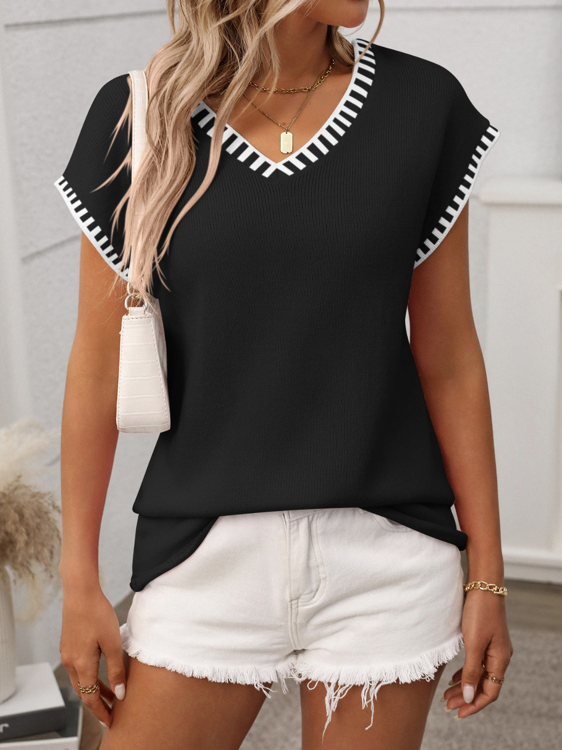 Women's - Contrast Trim V-Neck Short Sleeve Knit Top - Stylish & Comfortable