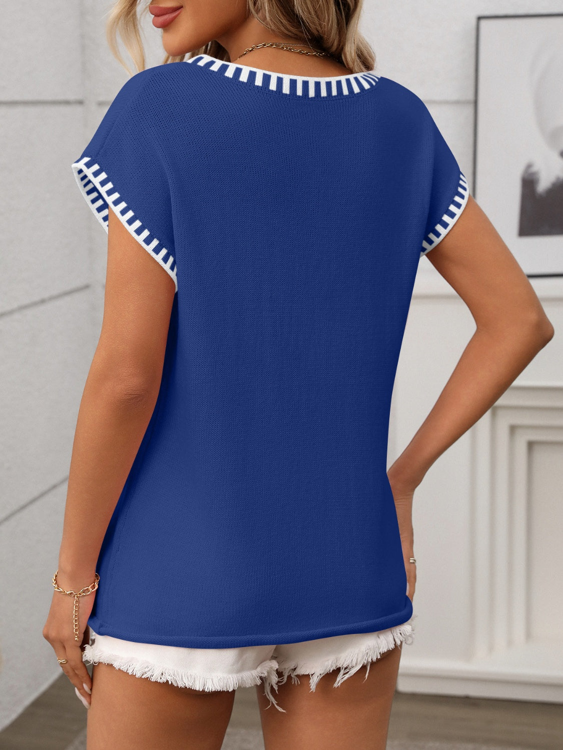 Women's - Contrast Trim V-Neck Short Sleeve Knit Top - Stylish & Comfortable