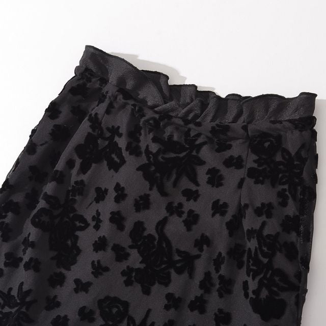 Chic midi skirt with floral lace design