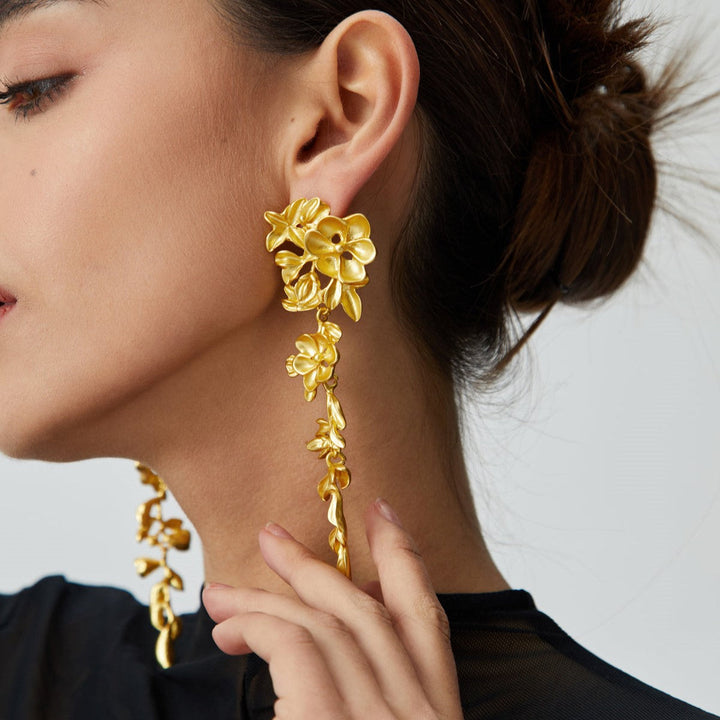 Flower cascade earrings in gold look