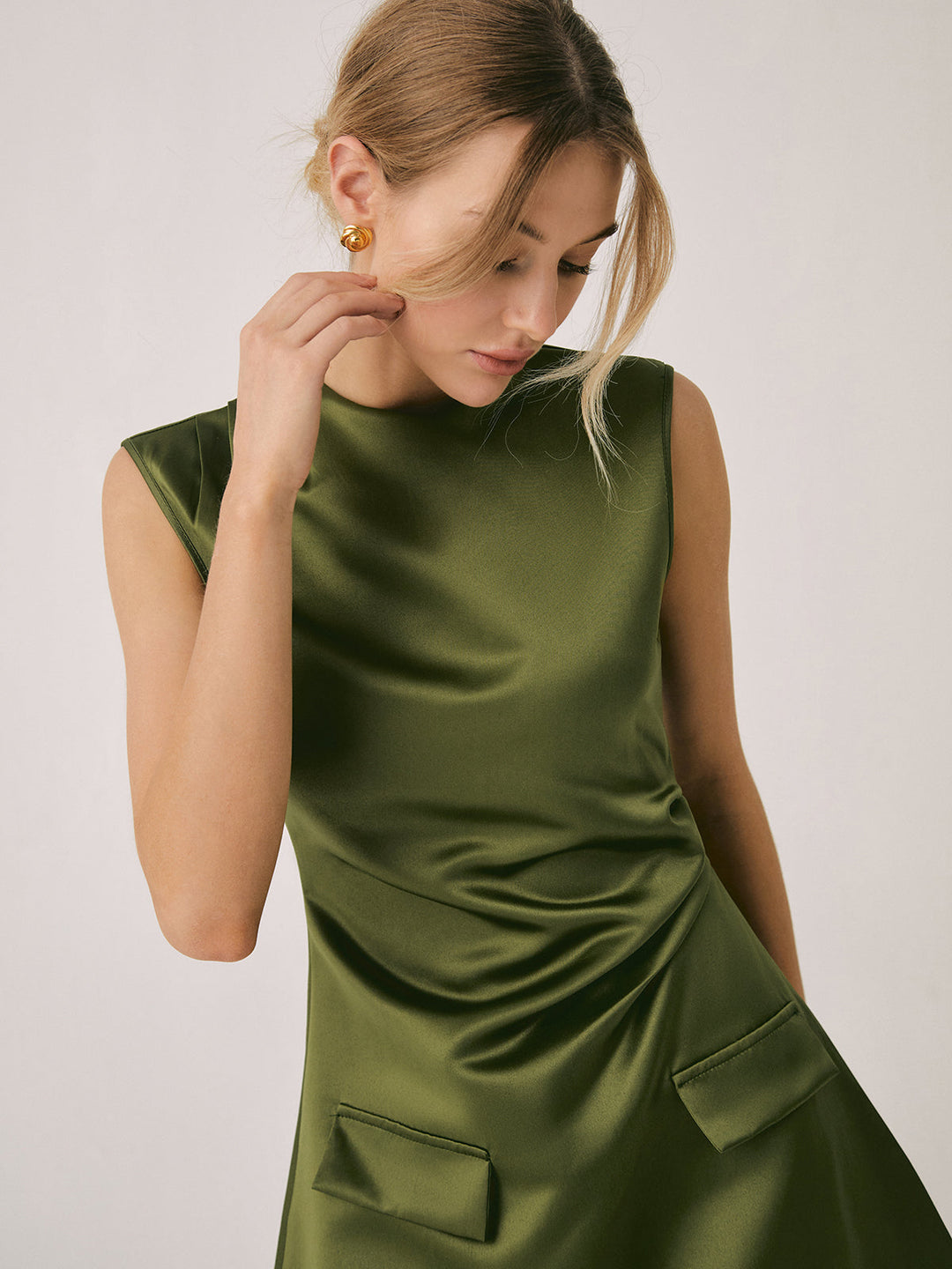 Sleeveless straight satin dress