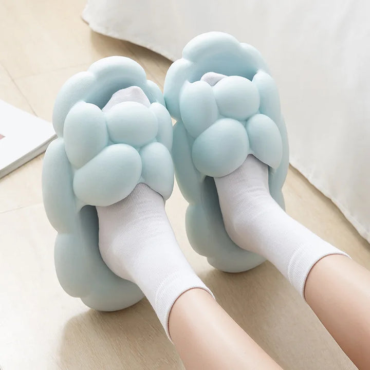 Cosy knotted slippers with soft texture