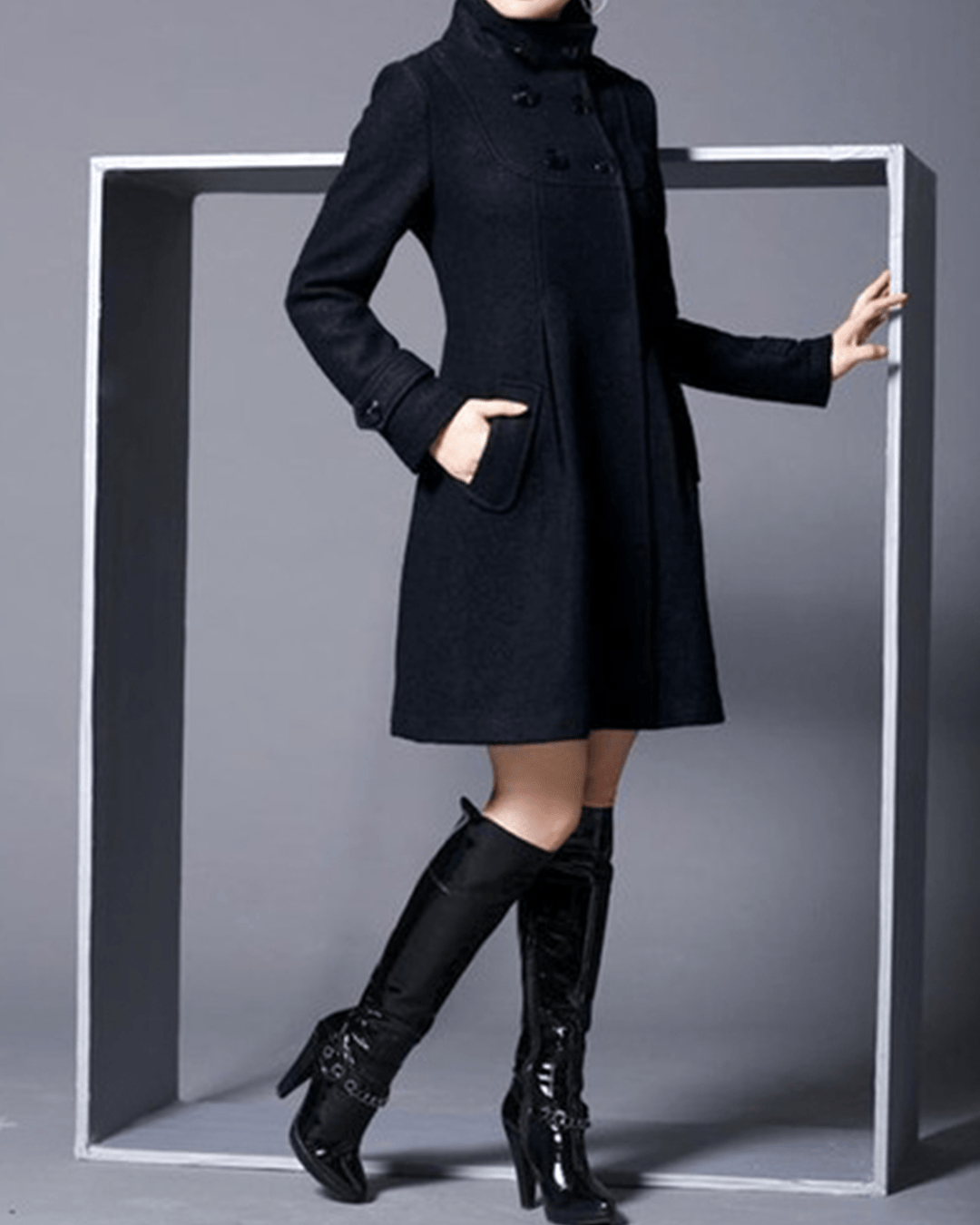 Coat with side pockets