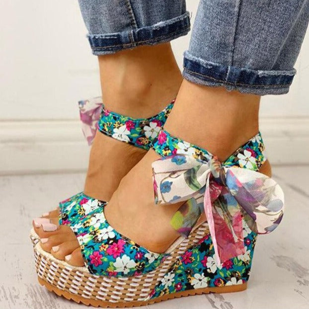 Wedge sandals with floral pattern