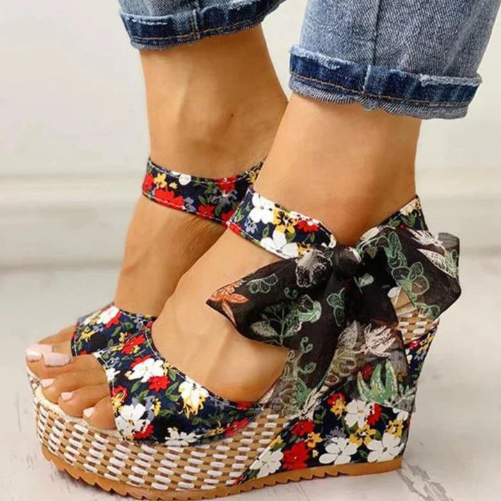 Wedge sandals with floral pattern