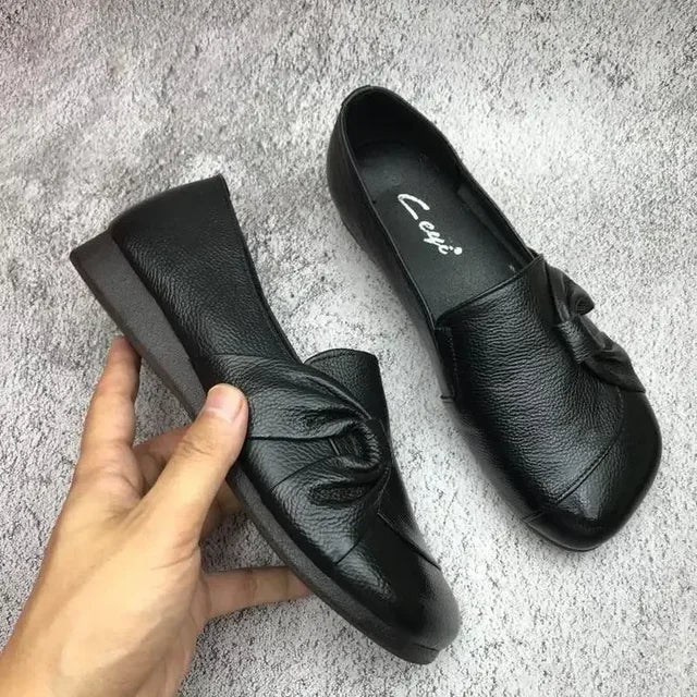 Classic leather shoes with bow