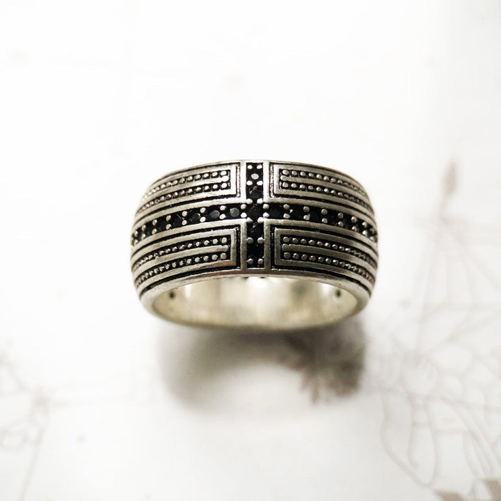 Vintage style engraved band ring