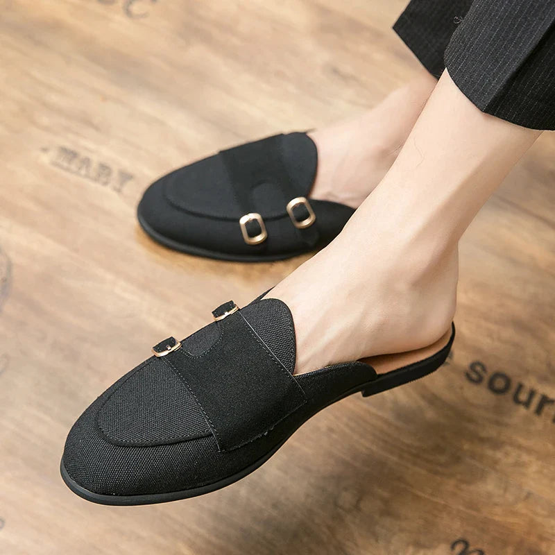 Modern mules with buckles in a two-colour look