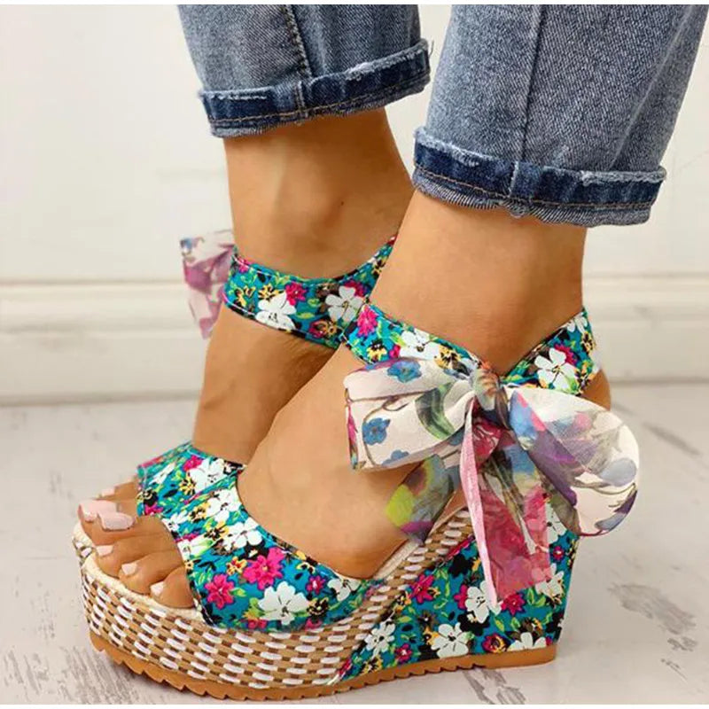 Beach wedge sandals with floral pattern