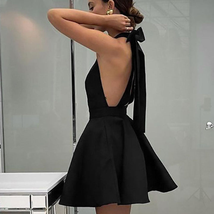 Chic satin cocktail dress with a flared cut