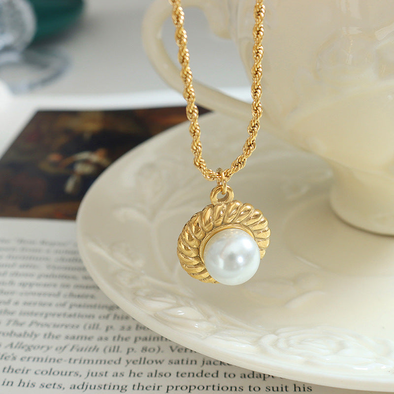 Gold-coloured rope necklace with pearl pendant