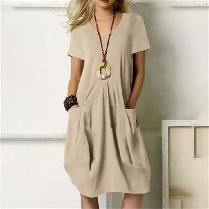 Solid-coloured dress with a loose round neckline and short sleeves