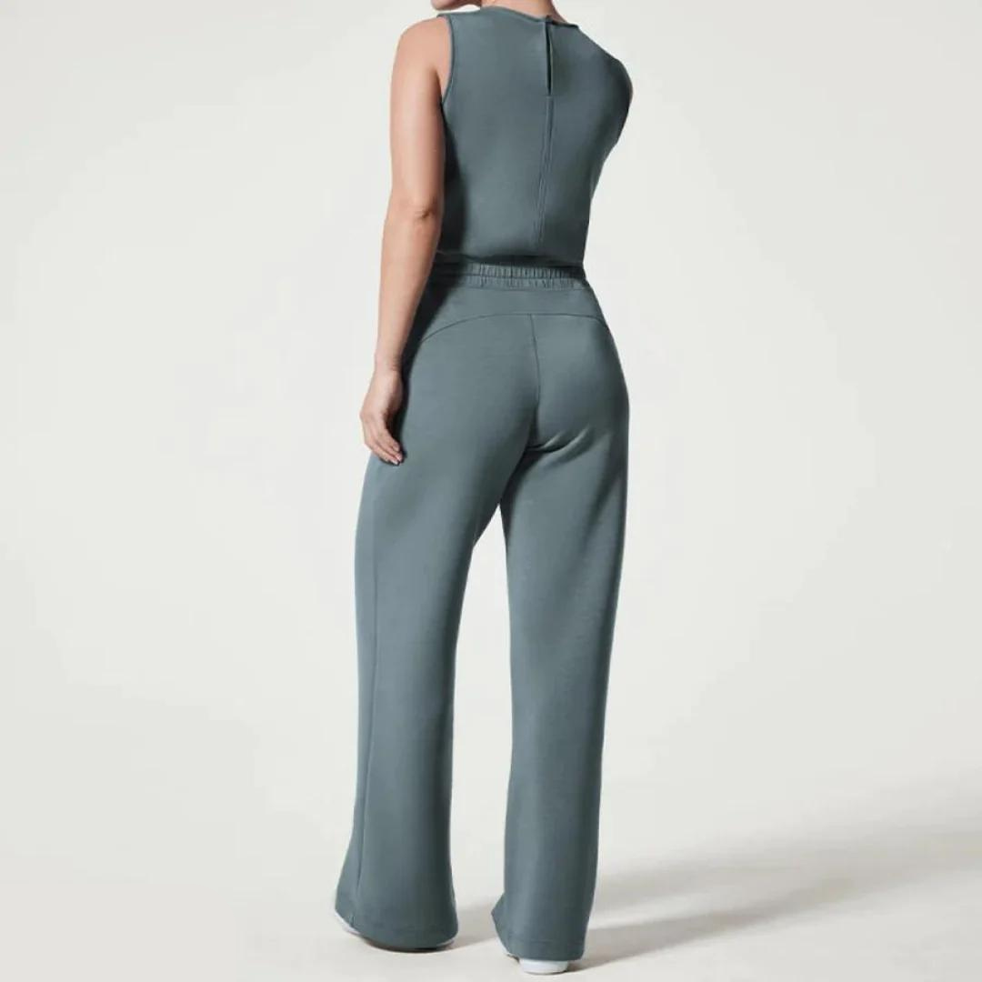 On-trend jumpsuit with wide legs and short sleeves