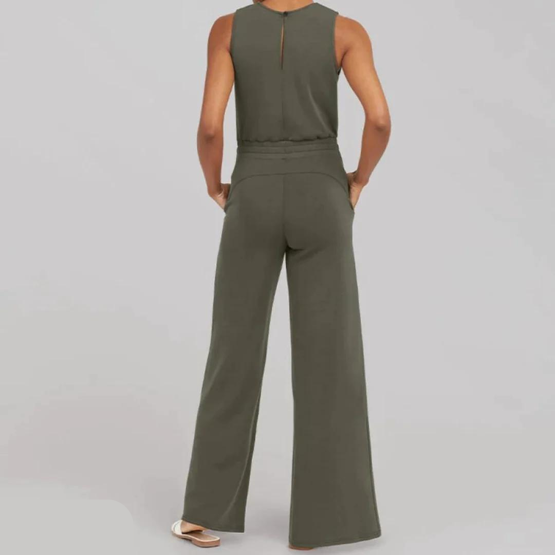 On-trend jumpsuit with wide legs and short sleeves