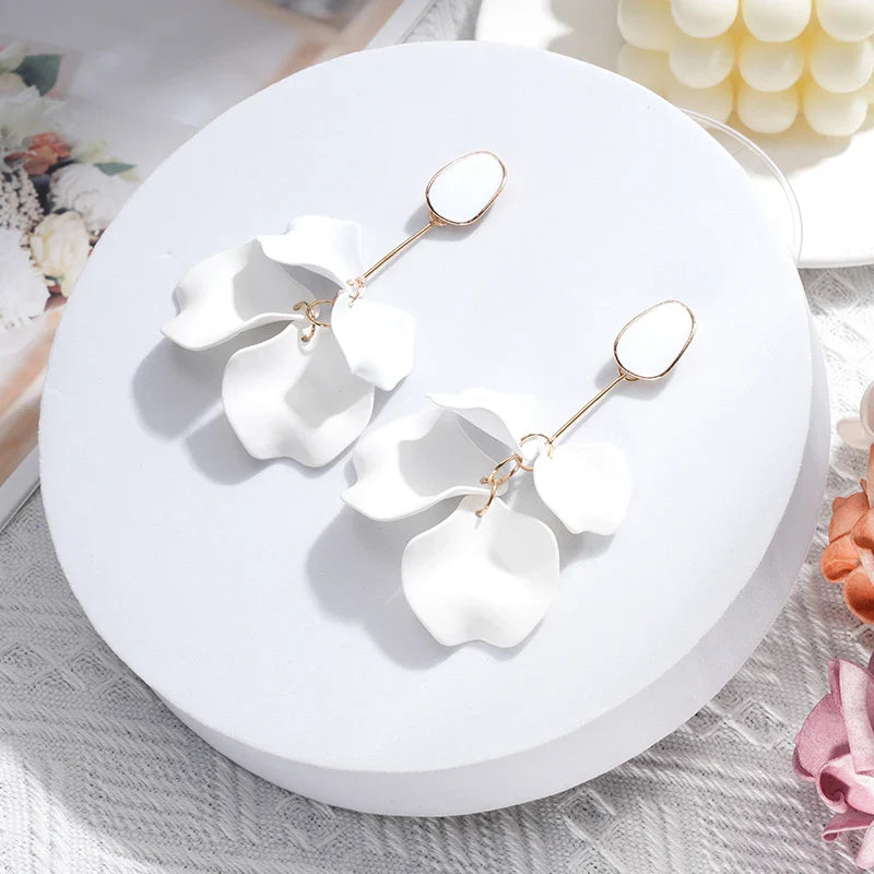 Modern white flower dangle earrings