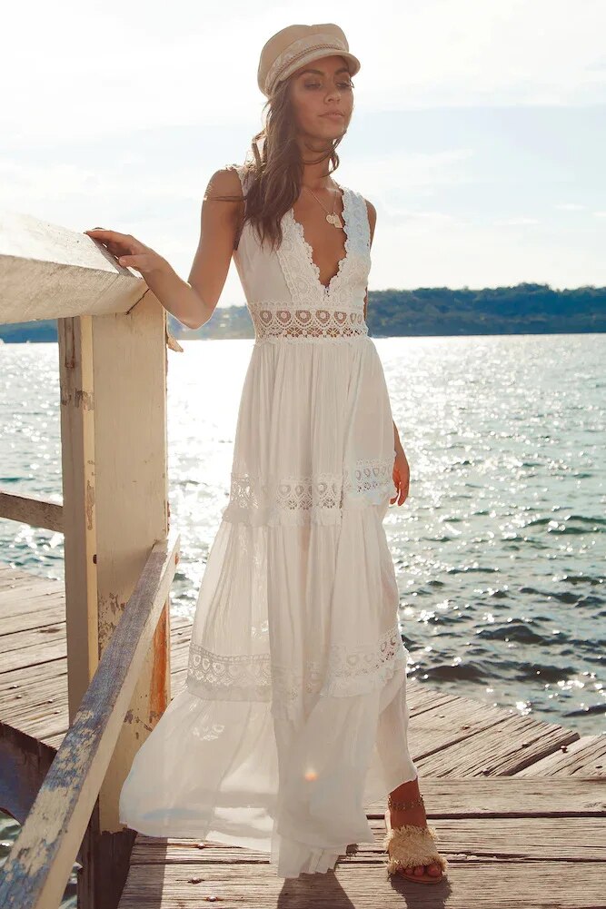 Vintage maxi dress with V-neck and lace