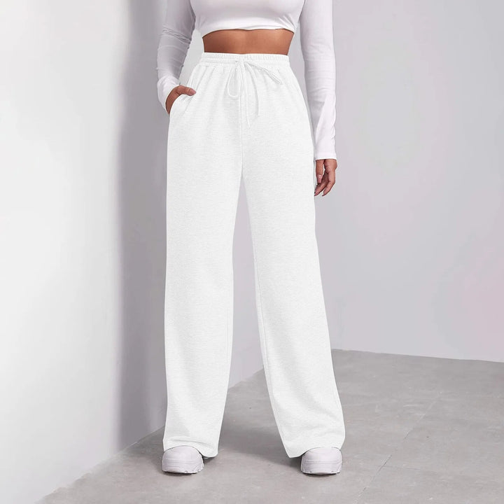 Sporty training trousers with wide legs