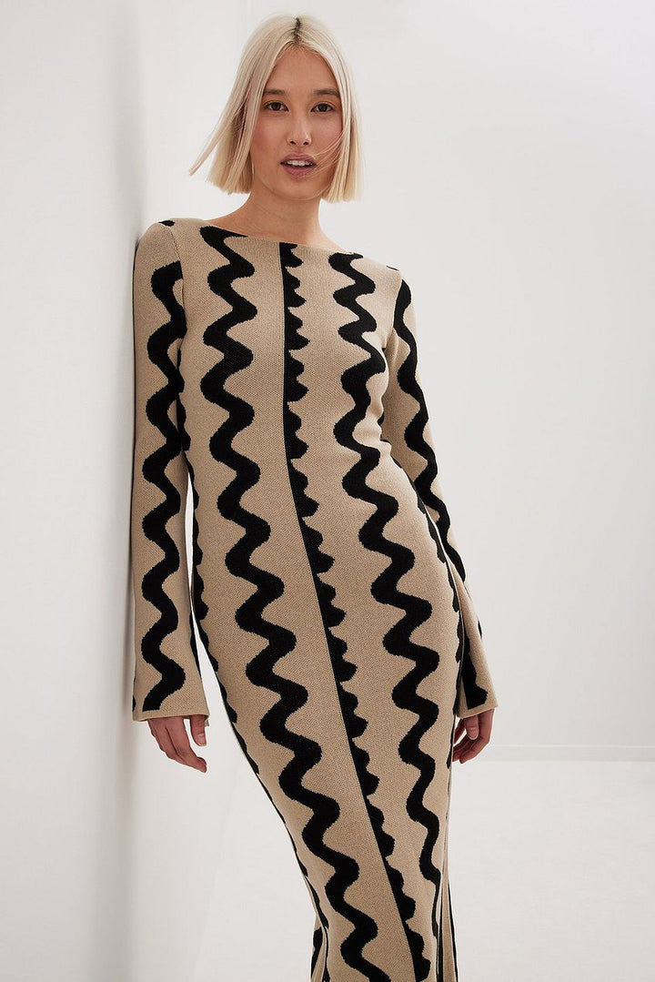 Elegant knitted dress with long sleeves