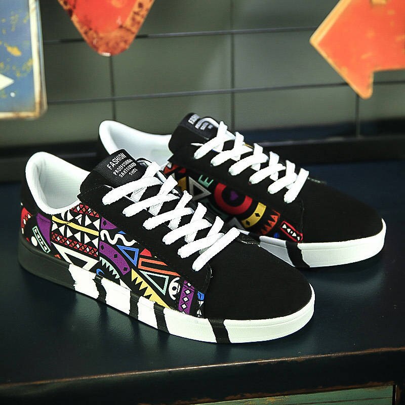 Streetwear sneaker with geometric design