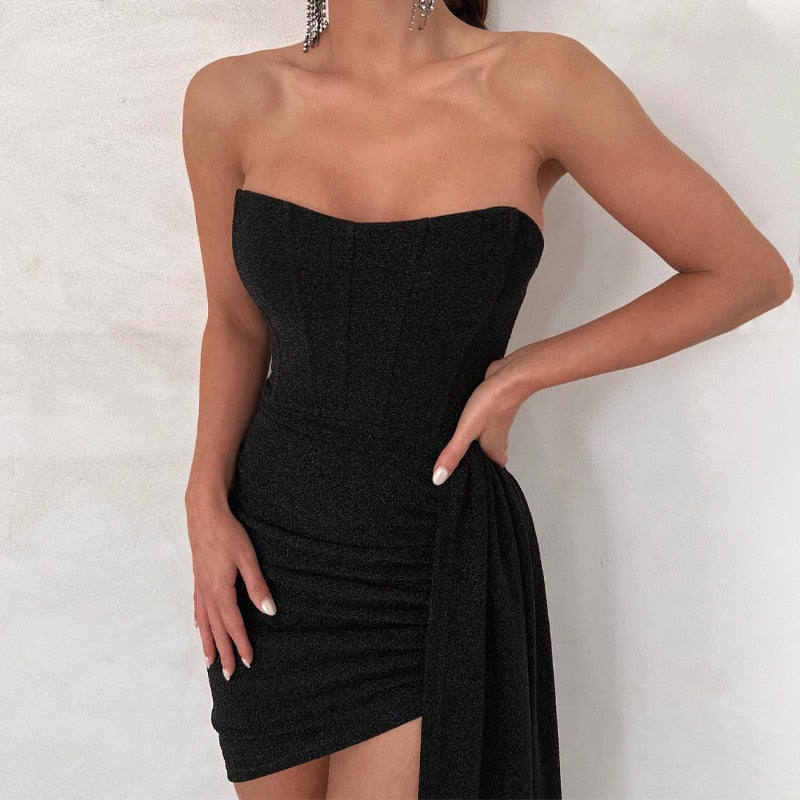 Tight-fitting strapless glitter dress